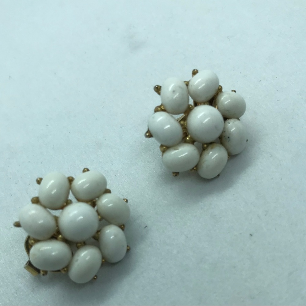 Trifari cluster milk‎ glass clip on earrings